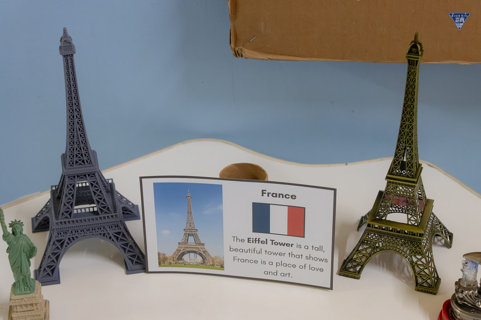 Exhibit of national symbols and prominent landmarks (14)